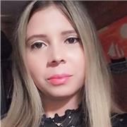 La profesora imparte clases a estudiantes de bachillerato